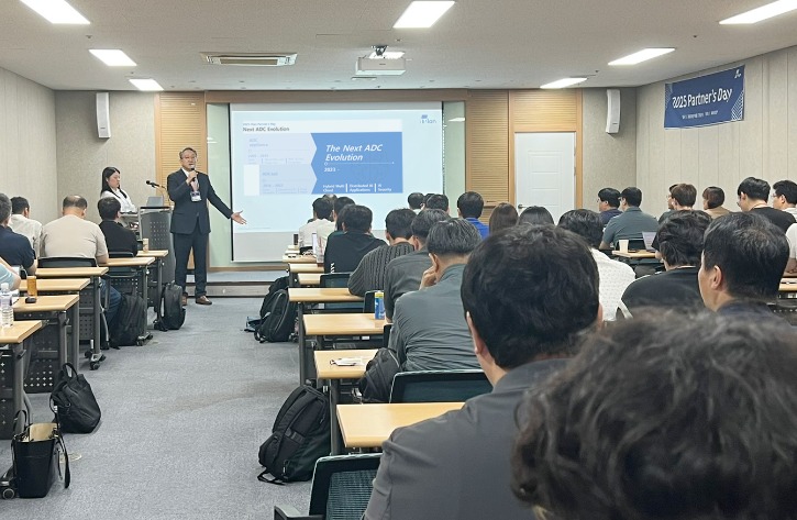 [보도사진] 2025 파트너스 데이에서 인사말을 전하는 아이티언 허준 부사장과 행사에 참석한 파트너들의 모습..jpg